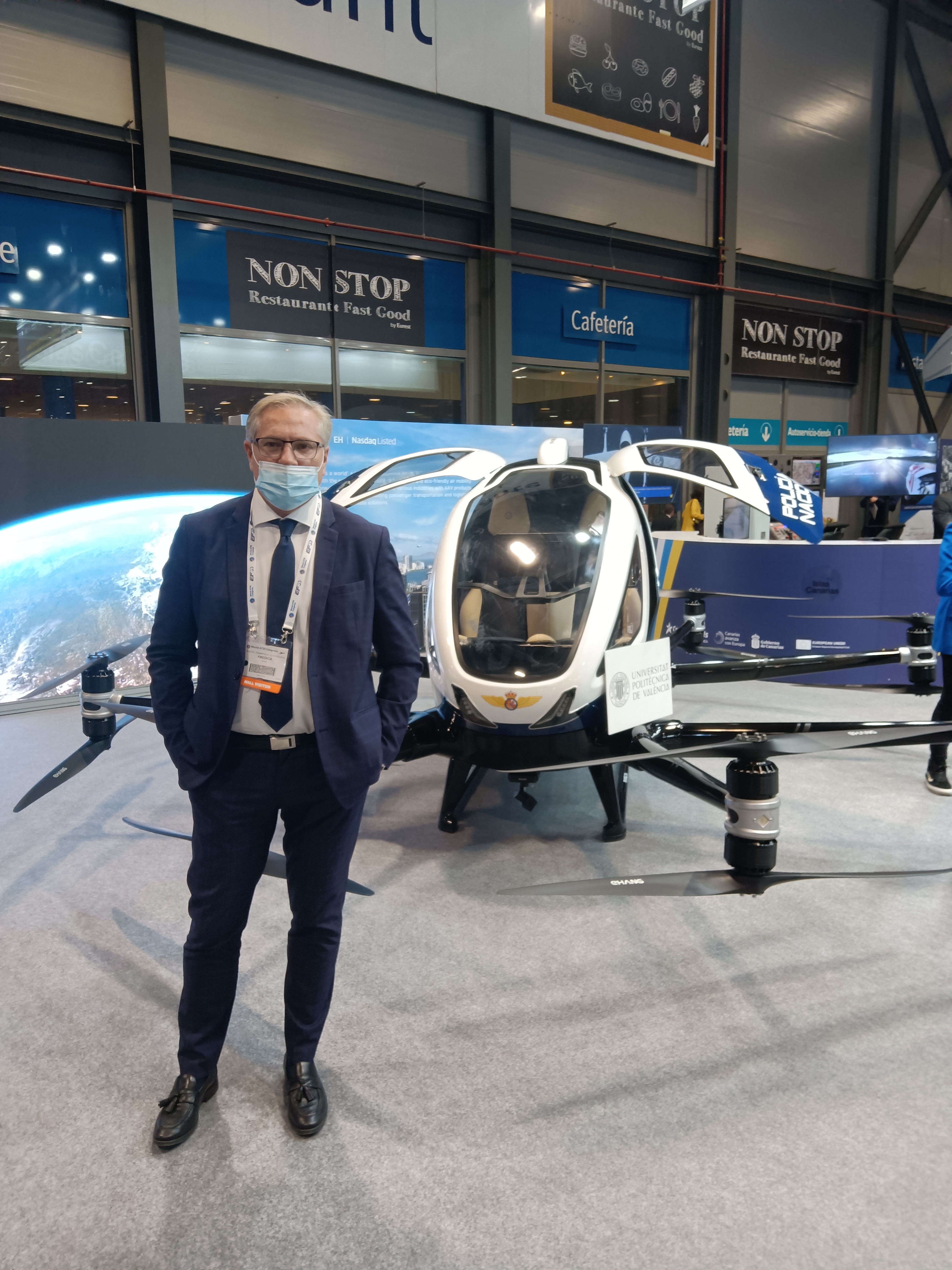 Rafael Pombriego, FREDICA junto a un dron de transporte personal