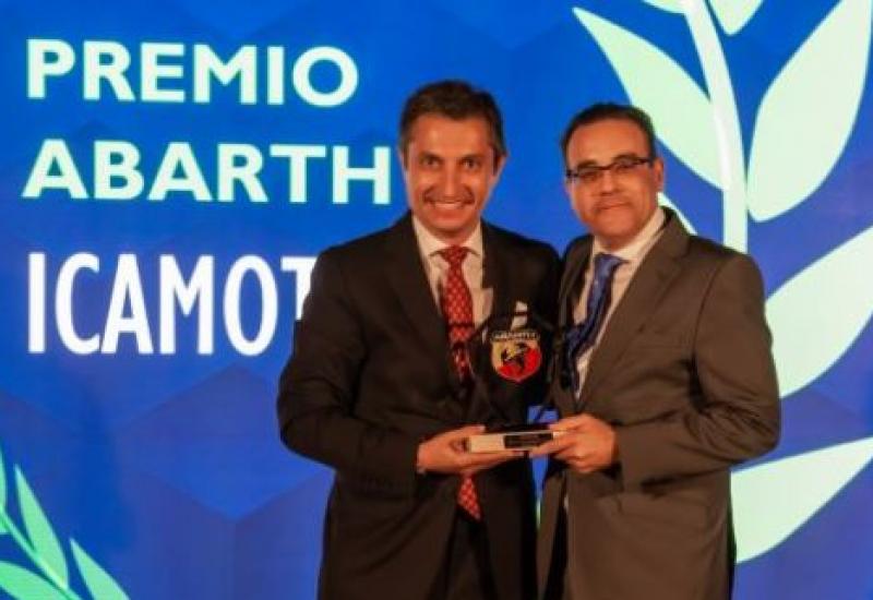 Momento en el que Juan Carlos Fernández, Director General de ICAMOTOR, recibe el galardón