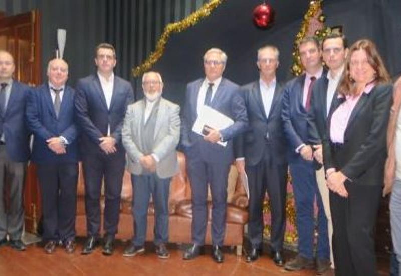 Foto de directivos de FREDICA presentes en el encuentro con los medios.