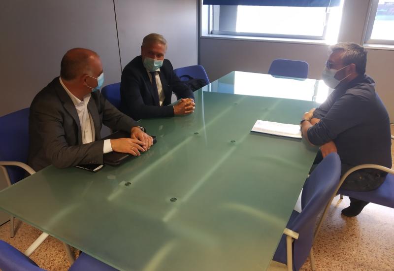 Foto del Viceconsejero Miguel Ángel Pérez con Pedro Modesto Campos y Rafael Pombriego tomada concluida la reunión