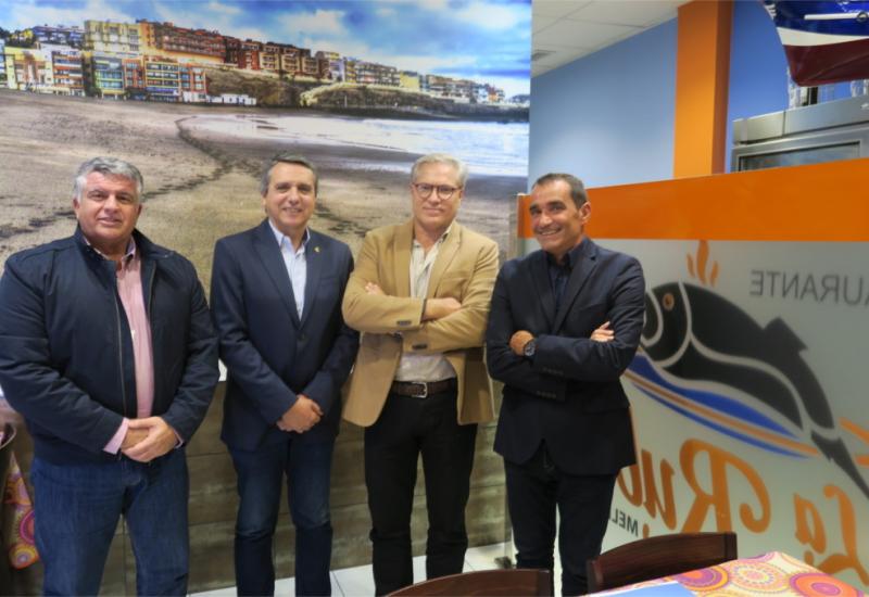 Rafael Pombriego con los miembros de la Asociación de la Prensa Deportiva en Canarias