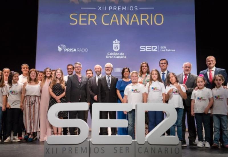 Todos los premiados Juntos al Vicepresidente del Gobierno de Canarias, Presidente del Cabildo de Gran Canaria y el Alcalde. En el centro de la imagen don Sergio Alonso Reyes junto a José Regidor